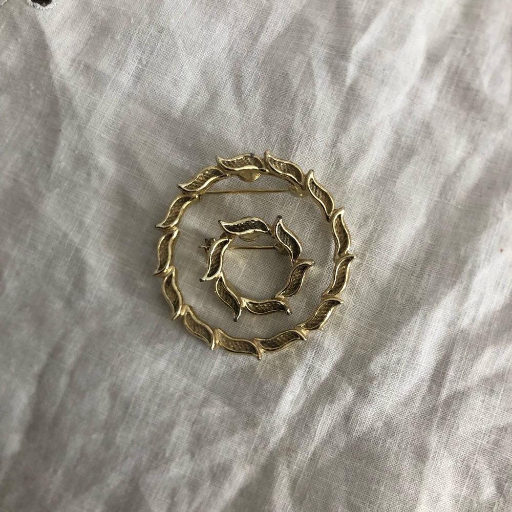 Vtg Gerry’s Leaf Wreath Shaped Brooch Pair - Picture 6 of 14